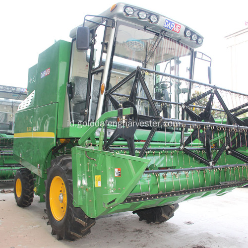 self-propelled wheat menggabungkan panen